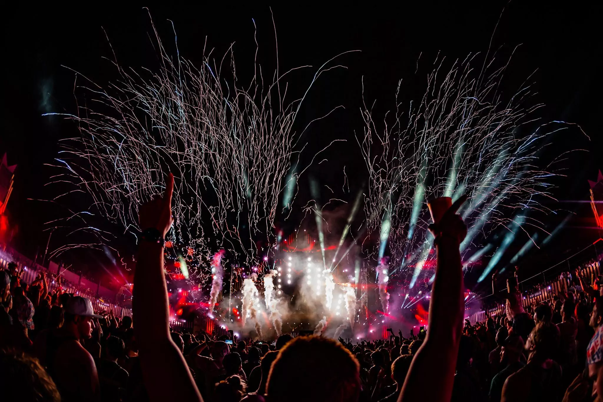 Special FX met confetti en podiumlicht tijdens een groot live evenement